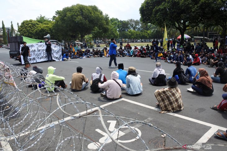 Petani tolak relokasi saluran irigasi