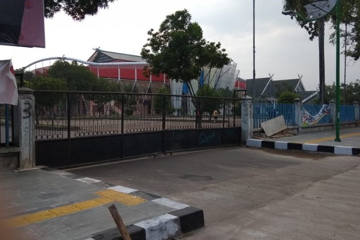 Gerbang GOR Kota Baru digembok, pelari pagi parkir kendaraan di pinggir jalan