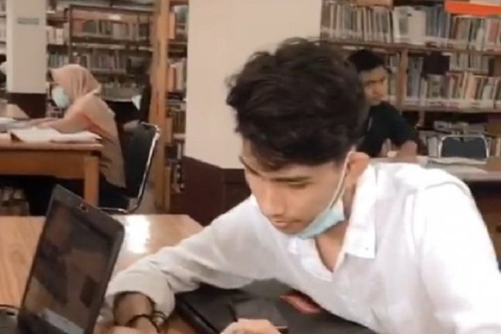 Sejumlah mahasiswa dan pelajar enjoy kerjakan tugas daring di perpustakaan