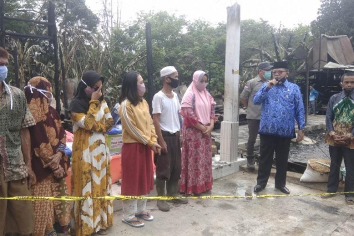 Bupati Balangan serahkan bantuan untuk korban kebakaran