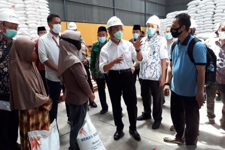 Menteri PMK pantau persiapan Bulog Kediri distribusikan bantuan beras