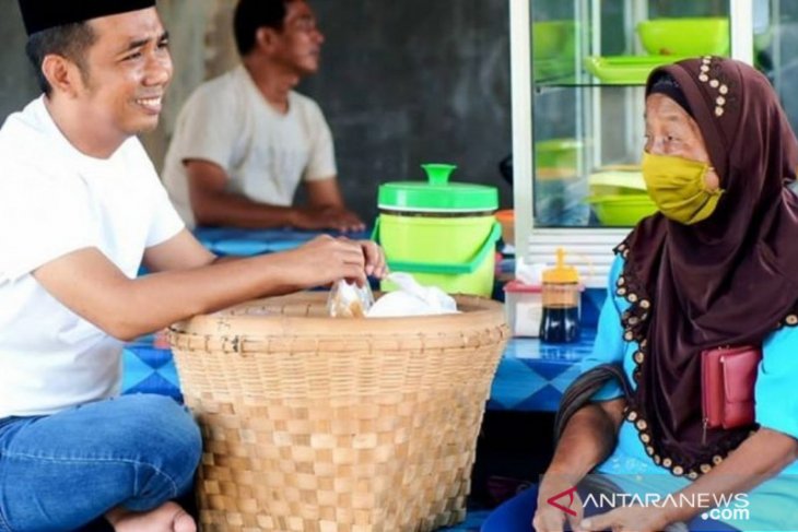 Rumah Cuncung selalu terbuka untuk warga yang membutuhkan