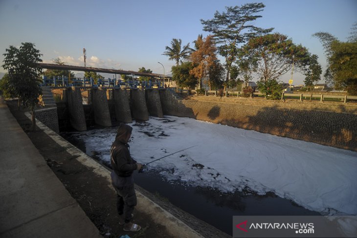 Sungai Cipamokolan tercermar limbah 