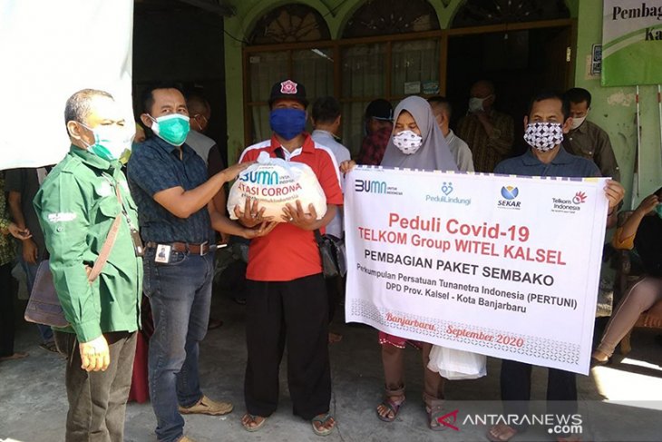 Telkom bagikan sembako kepada tunanetra