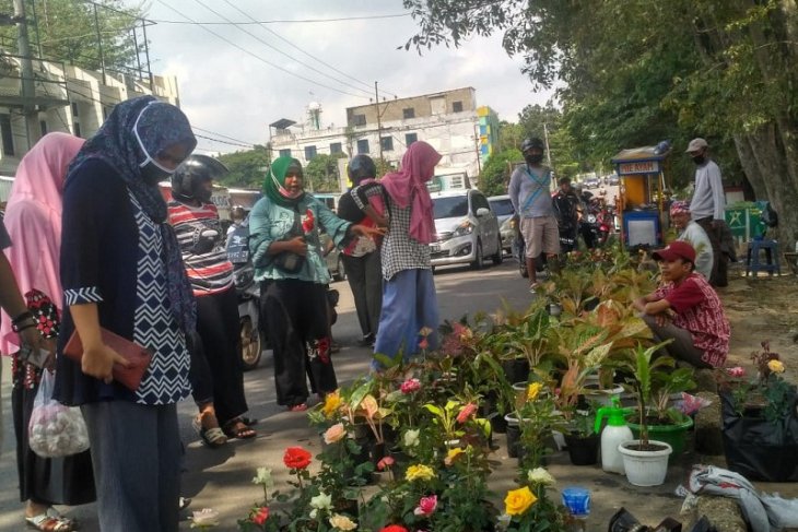 Emi, mantan karyawan konfeksi banting stir jual kembang