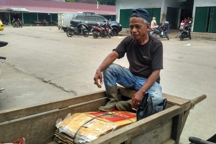 Sahril, sosok penarik gerobak terbiasa tembus angin malam Pasar Angso Duo