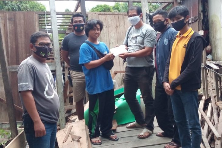 Jurnalis di Kapuas Hulu bantu korban rumah roboh akibat banjir