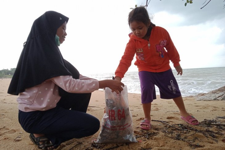 Komunitas pemuda bersihkan Pantai Pasirkuning di Bangka Barat