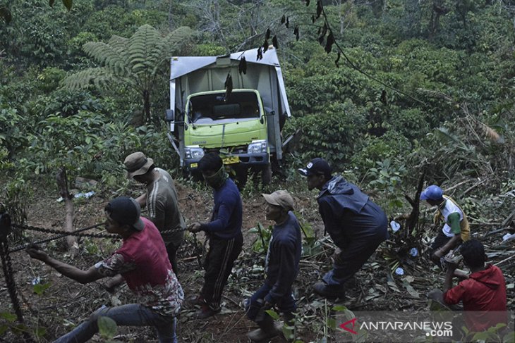 Kecelakaan truk boks masuk jurang 