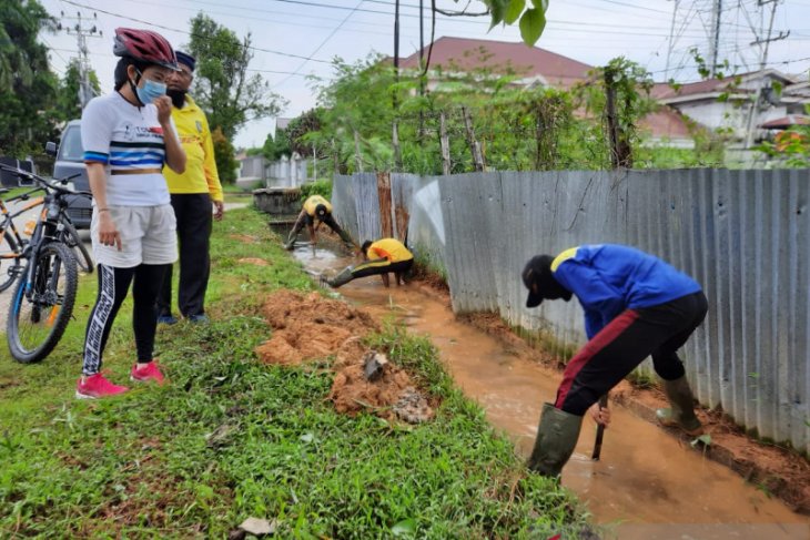 Pemkot Singkawang antisipasi banjir dengan membersihkan drainase