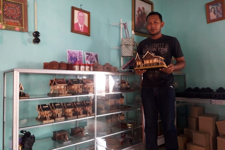 Adi Putra, hadirkan souvenir obyek wisata percandian Muara Jambi