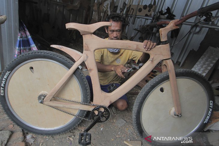 Kerajinan sepeda kayu 
