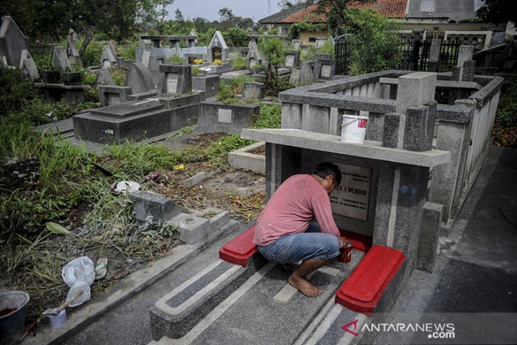 Renovasi makam Alex Mendur 