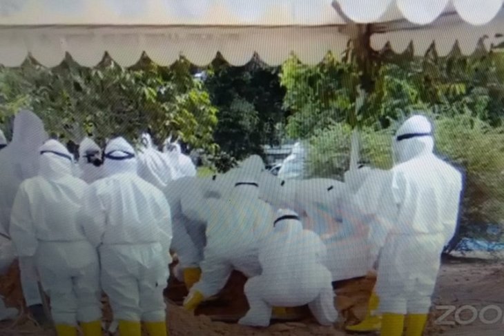 Warga Jambi saksikan pemakaman Bian melalui chanel You Tube