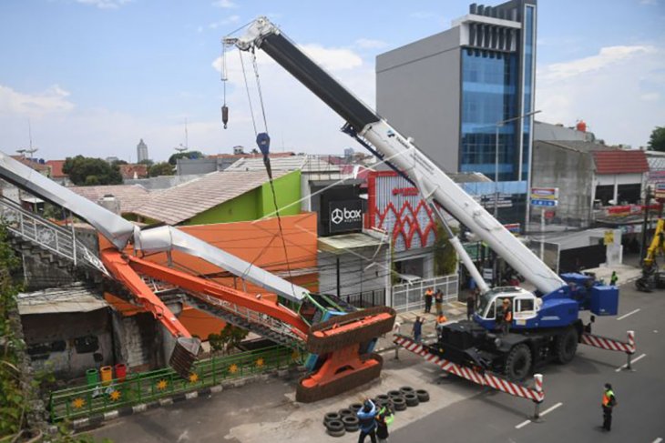 Ekskavator terguling menimpa JPO