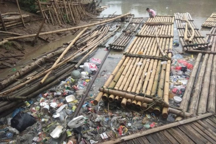 Pemkab Lebak minta warga tidak buang sampah ke Sungai Ciujung