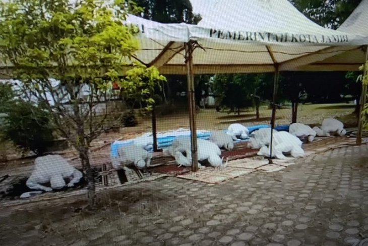 Tim pemakaman berbaju hazmat shalat Dhuhur berjamaah sebelum makamkan Bian