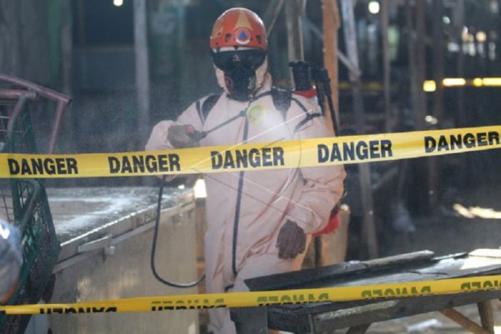 BPBD Kota Kediri lakukan penyemprotan disinfektan Pasar Setonobetek dan kantor DPMPTSP