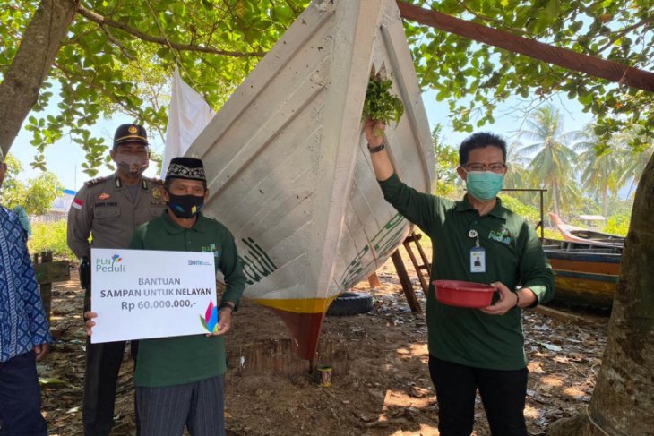 PLN Kalbar serahkan kapal untuk nelayan di Desa Temajuk