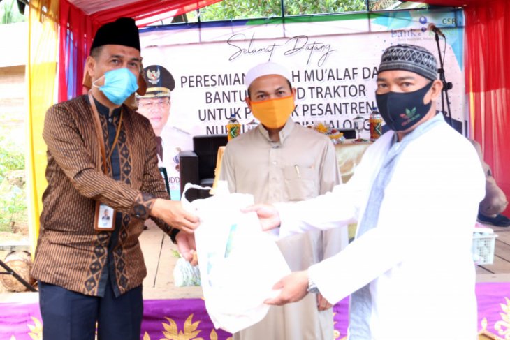 Bank Kalsel serahkan hand traktor untuk Ponpes Nurul Muhibbin