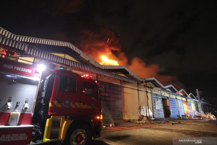 Tiga gudang terbakar di Surabaya