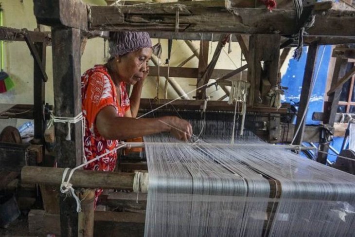 Produksi kain tenun