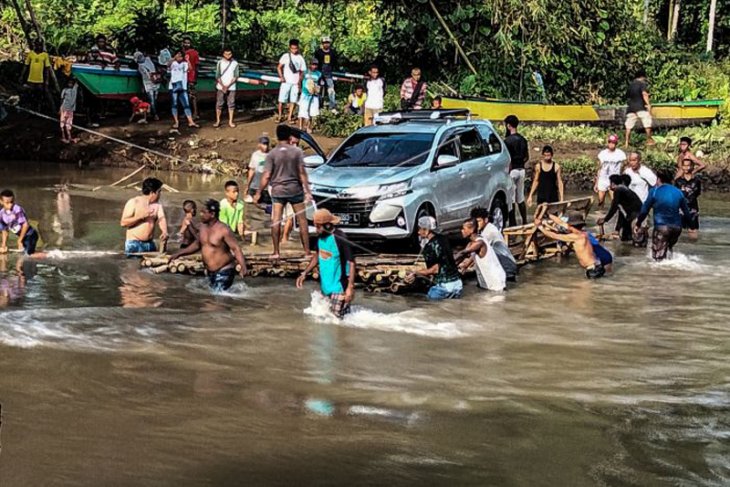 Perahu Rakit Antar Distrik