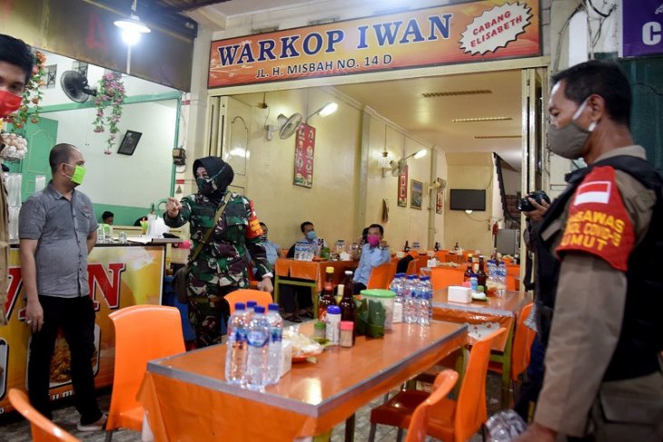 Satgas gelar razia masker di pusat kuliner di Kota Medan