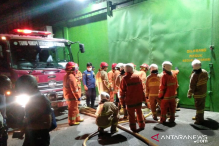 Api lalap kawasan pergudangan Cengkareng, 15 unit Damkar padamkan
