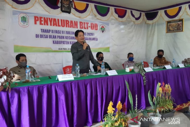Wabup Kapuas Hulu serahkan BLTDD di Ulak Pauk daerah perbatasan