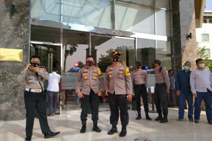 Ratusan Personel Polres Serang Kota Amankan Pengundian Nomor Urut Cabup Dan Cawabup Serang