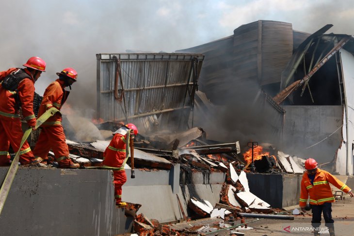 Kebakaran Gudang Pabrik Popok di Malang