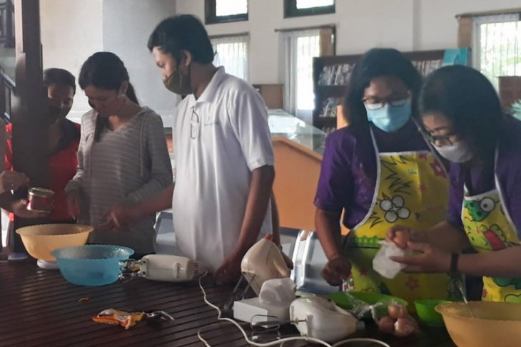 Diskerpus Badung latih buat kue kering untuk warga terdampak COVID-19