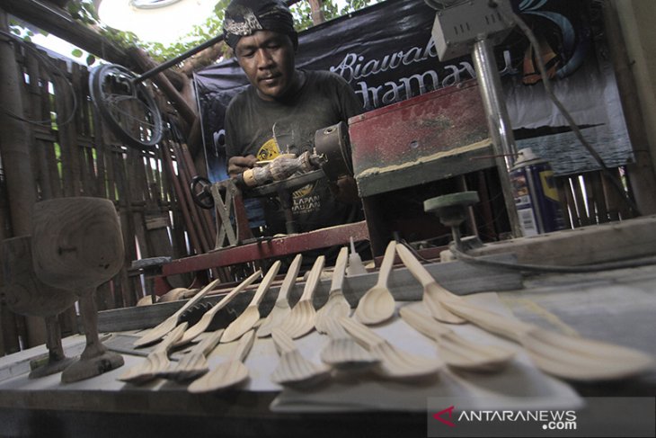 Produksi alat makanan dari kayu 