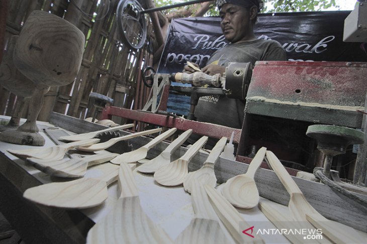 Produksi alat makanan dari kayu 