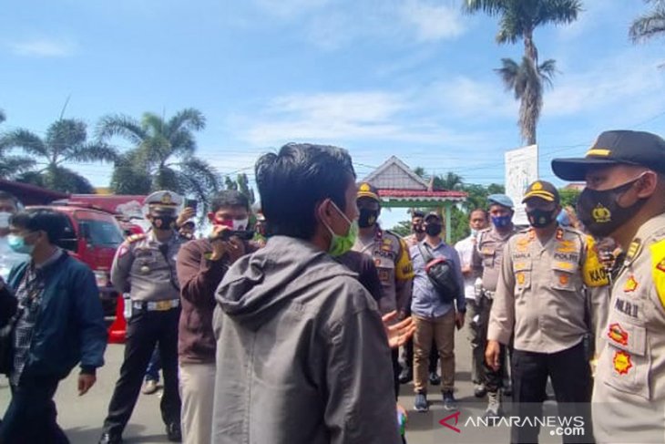 Seratusan supir truk batu bara di Bengkulu demo tuntut upah