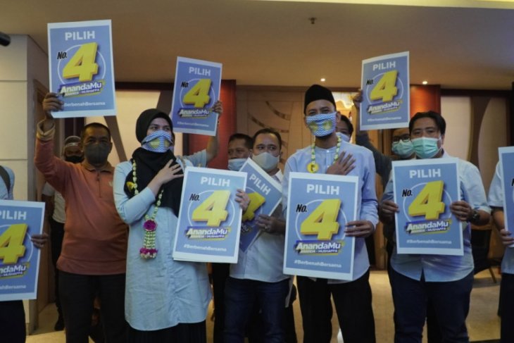 Ananda: Empat identik dengan kursi