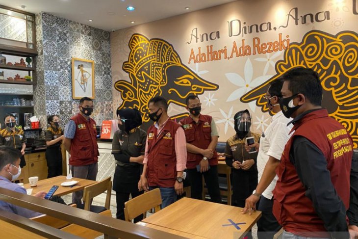 Bekasi ancam tutup usaha tak terapkan protokol kesehatan