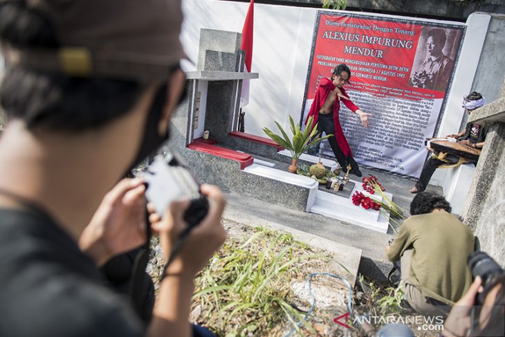 Pementasan seni mengenang jasa Alex Mendur 