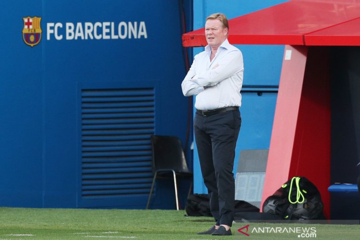 Pelatih Barcelona Ronald Koeman ogah disalahkan atas kepergian Luis Suarez dari Barca