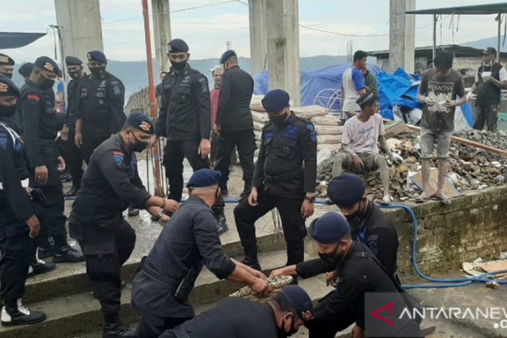 Brimob Polda Maluku bantu warga bangun masjid Al- hijrah