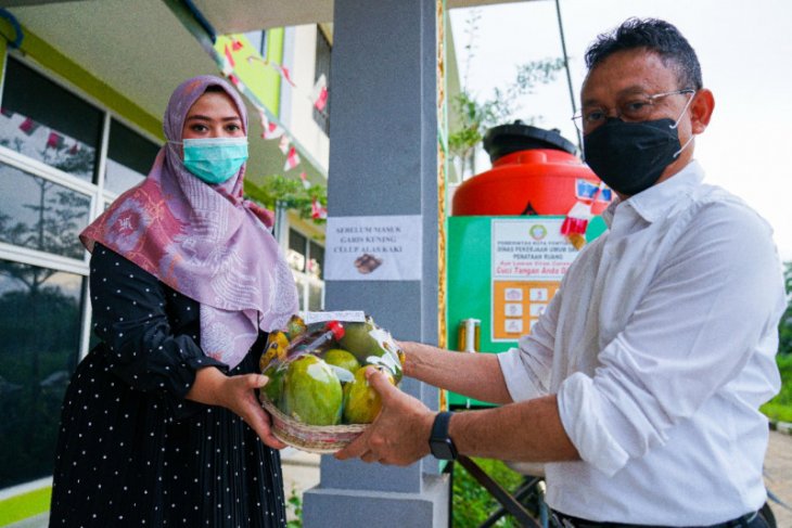Edi Kamtono bawakan buah-buahan untuk pasien COVID-19