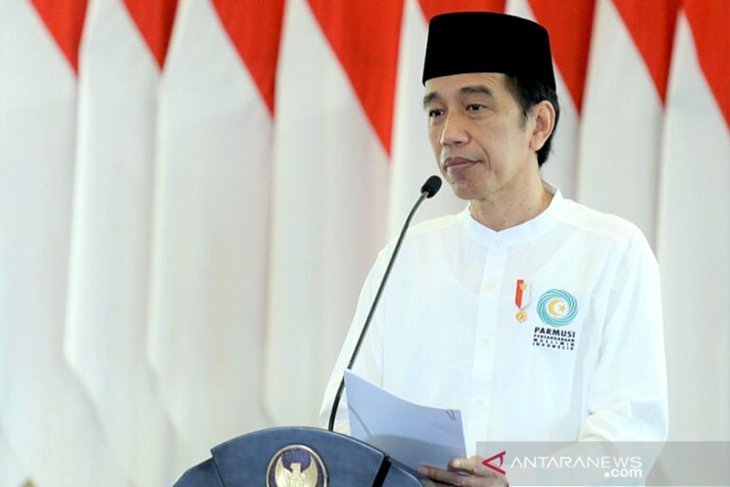 Presiden Jokowi berbincang dengan Dokter Paru-paru terkait penanganan COVID-19