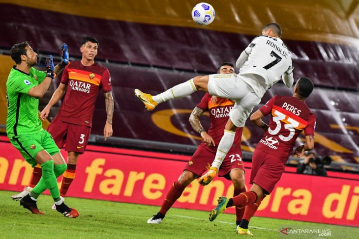 Dua gol Ronaldo hindari Juventus dari kekalahan di kandang Roma