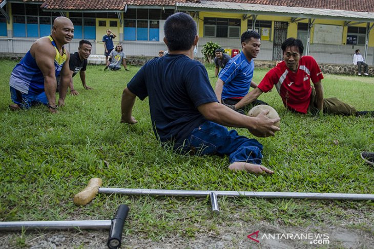 Permainan sepak bola tangan disabilitas 