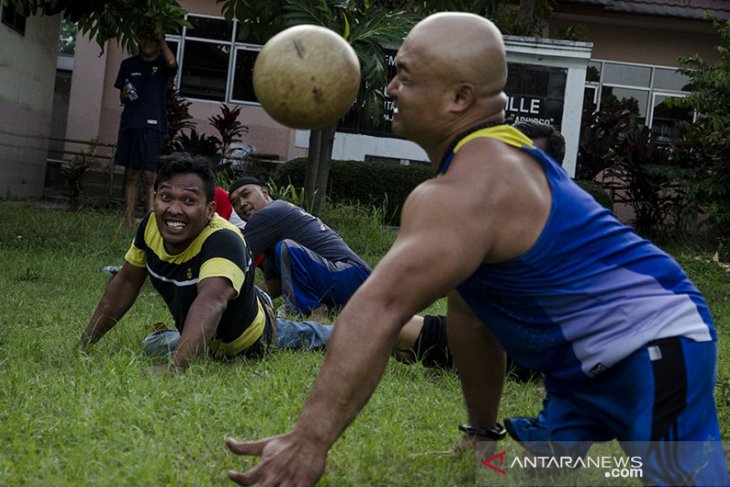 Permainan sepak bola tangan disabilitas 