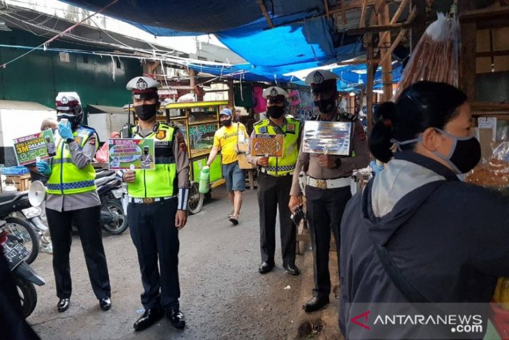Polantas terjun ke pasar tradisional sosialisasikan protokol kesehatan