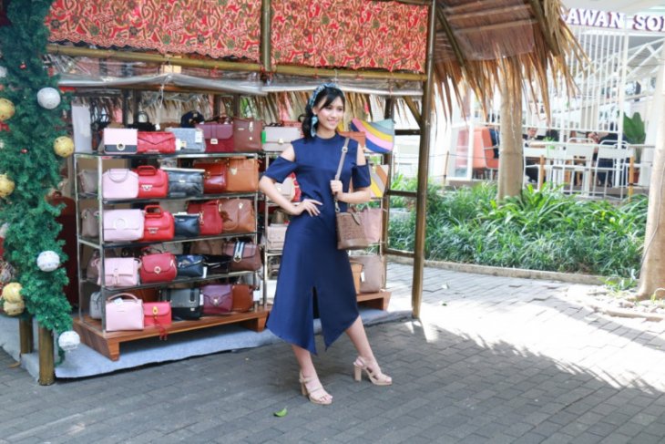 Koleksi busana untuk wanita muda bermobilitas tinggi