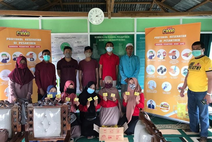 Komunitas Gerakan Peduli Santri bagikan vitamin C di ponpes