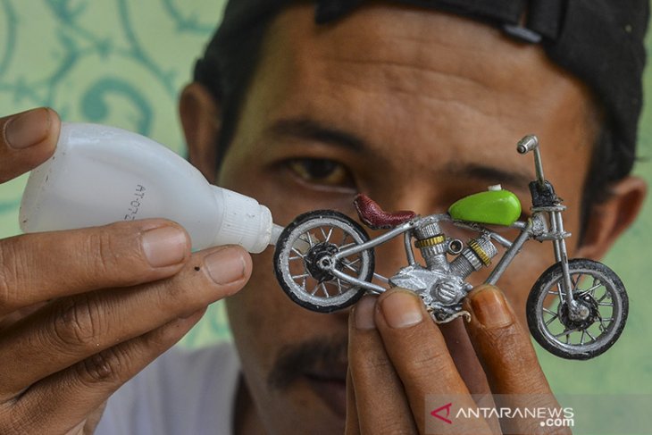 Miniatur sepeda motor dari limbah 